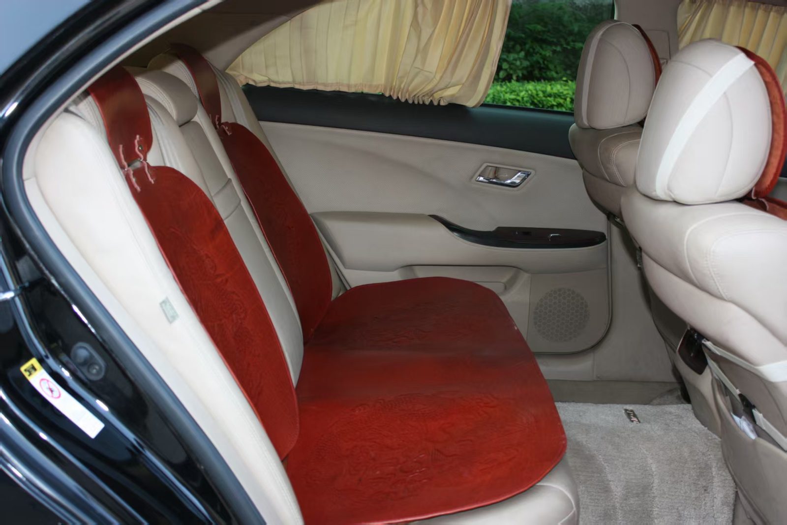 Front seats, side view