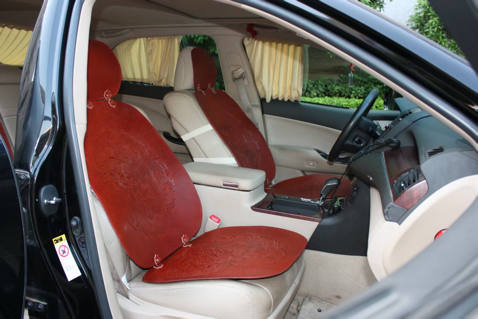 Front seats, door view